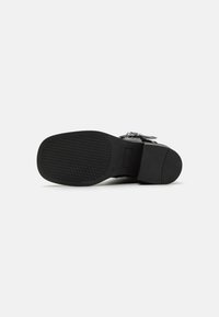 XTI Botas con plataforma - black