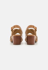 MICHAEL Michael Kors VERA MID - Sandaalit nilkkaremmillä - pale peanut