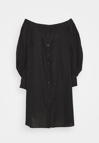 Černé šaty bez ramínek vyrobené z hladkého materiálu, s knoflíkovým zapínáním vpředu, nabíranými rukávy a rovnou siluetou.