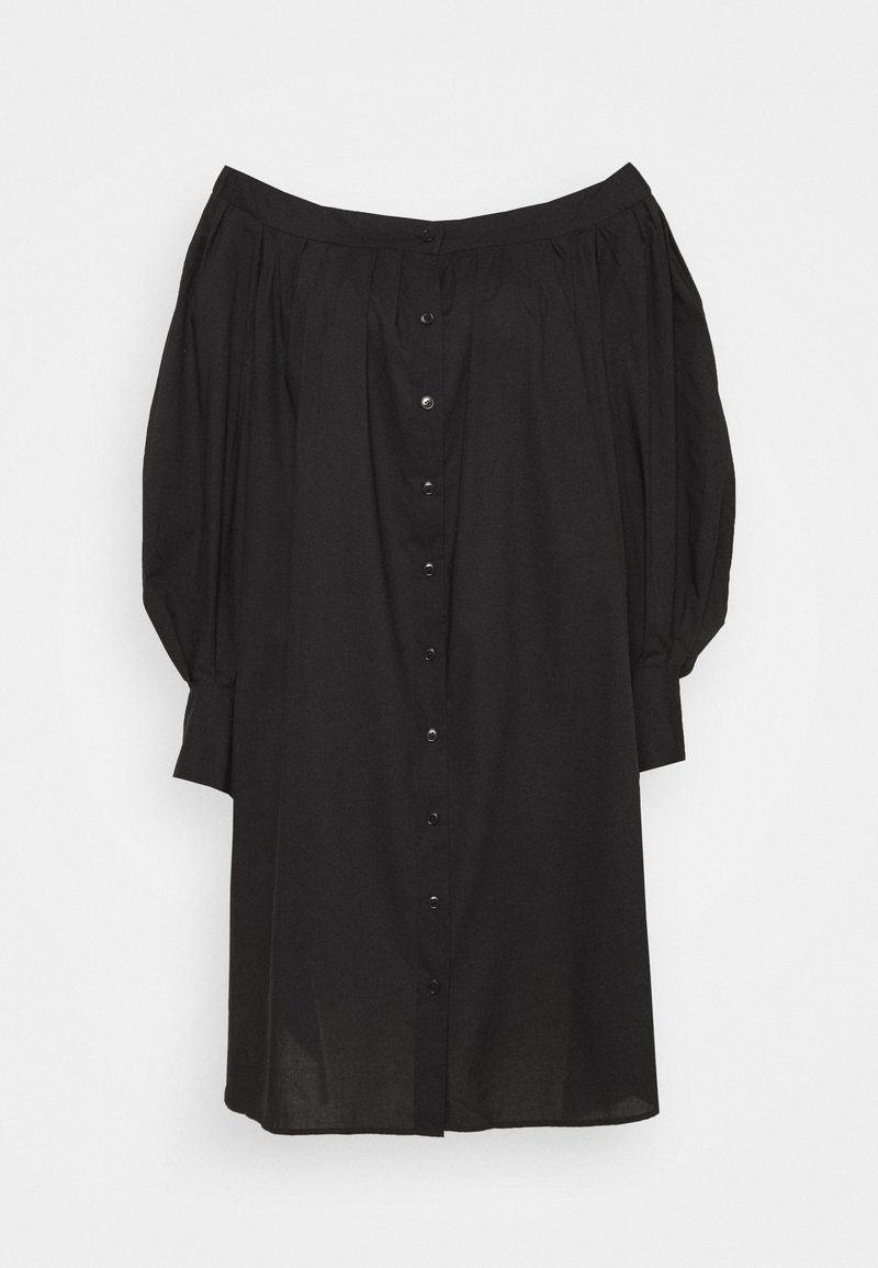 Černé šaty bez ramínek vyrobené z hladkého materiálu, s knoflíkovým zapínáním vpředu, nabíranými rukávy a rovnou siluetou.