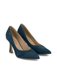 Décolleté in camoscio blu navy con tacco alto e punta affusolata, dalla silhouette elegante. Presenta un tacco solido e un rivestimento interno beige. Design raffinato.