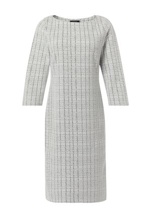 Sukienka do kolan z kwadratowym dekoltem, rękawami o długości trzech ćwiartek, teksturowanym światłym szarym materiałem oraz kratkowanym wzorem w ciemniejszym odcieniu szarości.
