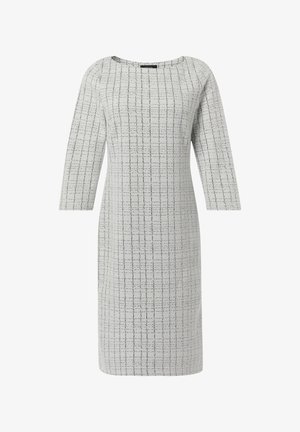 Sukienka do kolan z kwadratowym dekoltem, rękawami o długości trzech ćwiartek, teksturowanym światłym szarym materiałem oraz kratkowanym wzorem w ciemniejszym odcieniu szarości.