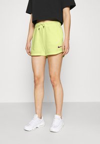 Shorts de mezcla de algodón en verde lima con cintura elástica, detalle de cordón y pequeño logotipo azul y rojo en el lado izquierdo.