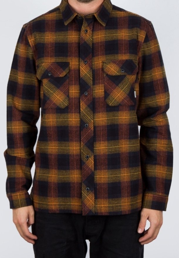 Camisa de cuadros en azul marino oscuro, naranja y amarillo mostaza. Cuenta con cuello abotonado, dos bolsillos en el pecho y una tela texturizada. Mangas largas.