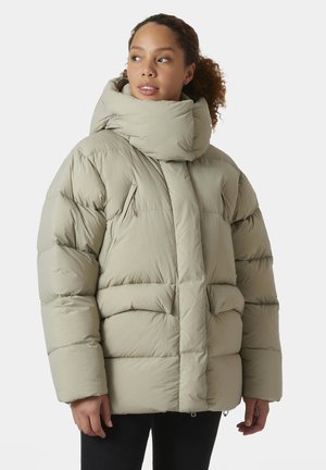 Pufferjack in lichtgroen, hoge kraag, geborduurde ontwerp, oversized fit, met zijzakken en ritssluiting onderaan.