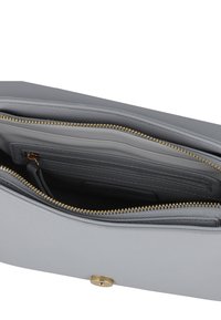 Borsa in pelle grigia con apertura con cerniera, dotata di cerniera dorata e tasca interna. Texture liscia e design minimalista.