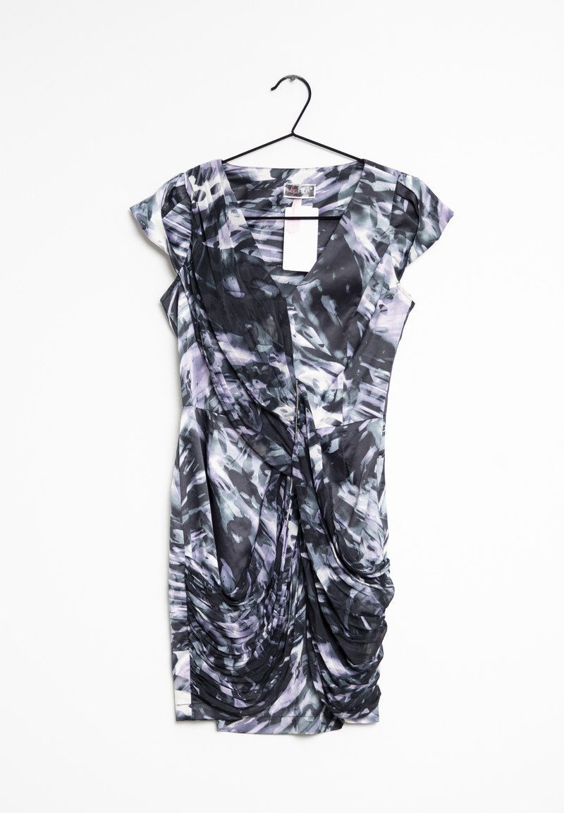 Robe à imprimé abstrait noir, blanc et gris, manches courtes et détails de tissu froncé, suspendue sur un cintre noir avec une étiquette blanche.