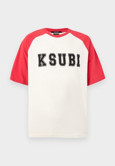 Λευκό βαμβακερό μπλουζάκι με κόκκινες ραγκλάν μανσέτες. Διαθέτει έντονη μαύρη επιγραφή "KSUBI" στο στήθος. Λεπτή υφή, άνετη εφαρμογή.