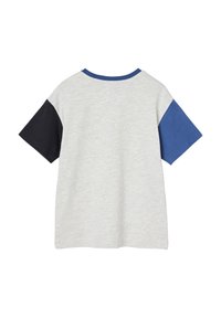 Kurzarm-T-Shirt mit einem hellgrauen Körper, schwarzen und blauen Ärmeln sowie einem blauen Kragen, aus weichem Baumwollmaterial gefertigt.