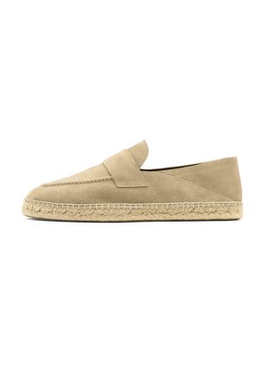 Mocassin espadrille en daim beige avec une semelle en jute tissée et un détail de sangle cousue sur le dessus.