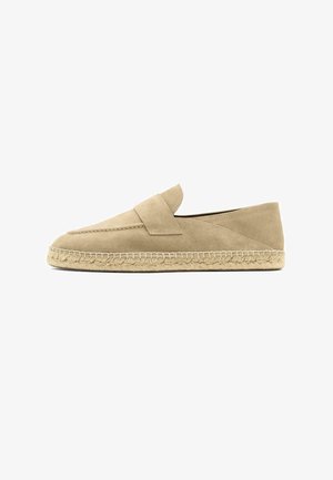 Mocassin espadrille en daim beige avec une semelle en jute tissée et un détail de sangle cousue sur le dessus.