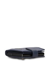Portafoglio in pelle blu navy con design a pieghe, texture liscia e chiusura magnetica. Include una penna visibile e scomparti per carte.