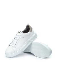 Sneakers bianchi in pelle con accenti grigi, design con lacci, suola in gomma con motivo a spina di pesce e logo sulla linguetta.