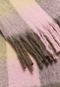 Uldhalstørklæde med et ternet design i pink, grå, gul og olivengrøn, med frynsede kanter og en blød, tekstureret finish.