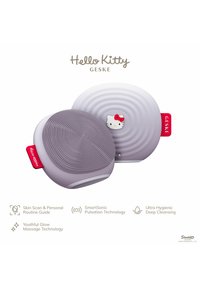 Hello Kitty ansiktsrengöringsapparat i lavendel med texturerad silikonyta, slät baksida och en framträdande Hello Kitty-design.
