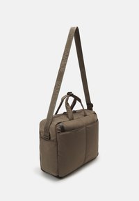 Sac à bandoulière rectangulaire marron avec poignées supérieures et une sangle réglable avec un marquage en relief.
