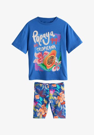 Blaues T-Shirt mit der Aufschrift "Papaya" und buntem tropischem Obst- und Blumenmuster, das das Shirt überlappt.