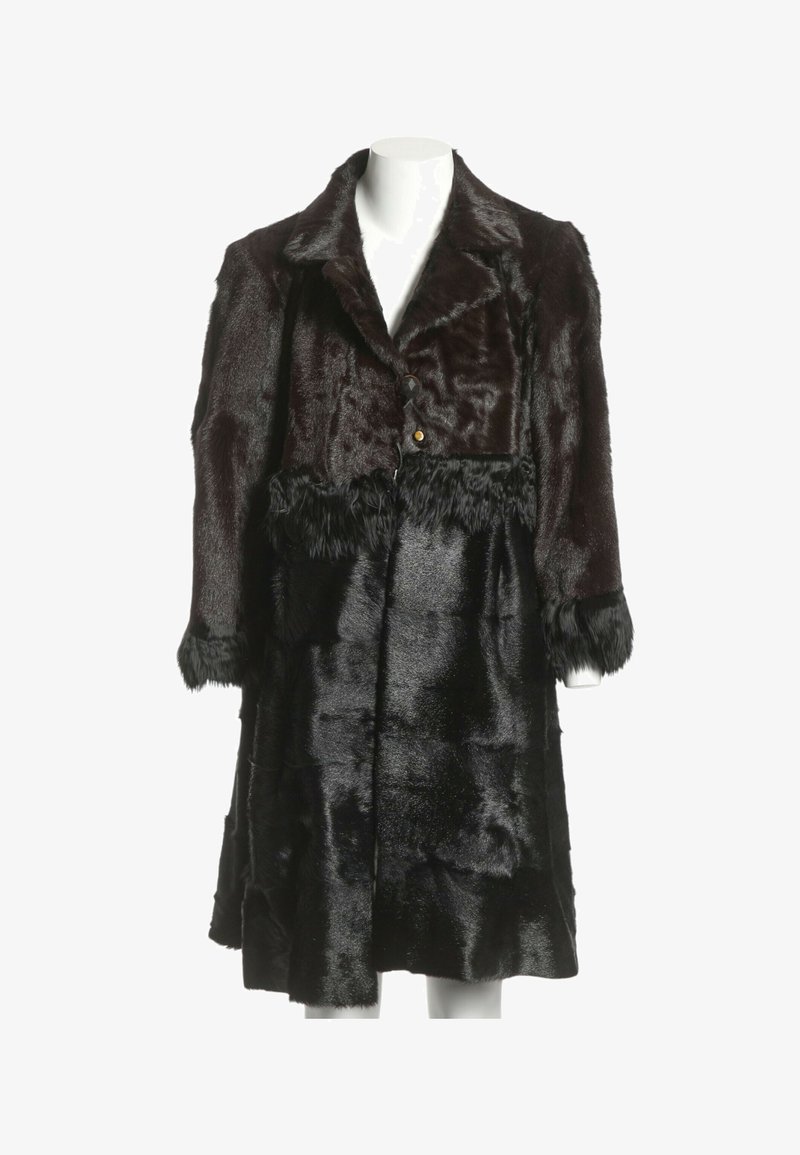 Manteau en fourrure brun foncé et noir longueur genou avec un large col et des manches longues, présenté sur un mannequin blanc sur fond blanc.