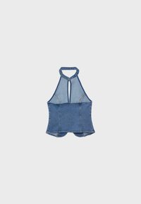 Haut dos-nu en denim avec ouverture en forme de goutte, taille cintrée et ourlet arrondi, en deux nuances de bleu avec des coutures contrastées visibles.