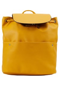 Mochila de cuero amarillo con cierre de solapa, parte superior con cordón y una pequeña asa en la parte superior, mostrada sobre un fondo blanco.