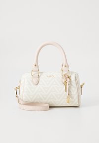 Weiße Handtasche mit geometrischem Muster, blassrosa Akzenten, goldenen Beschlägen, doppelten Griffen und einem abnehmbaren Schulterriemen.