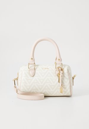 Sac à main blanc à motifs avec un design géométrique, accents rose pâle, quincaillerie dorée, doubles poignées et une bandoulière amovible.
