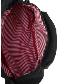 Intérieur d'un sac noir avec une doublure à rayures rouges et blanches, doté d'une fermeture éclair rouge et d'une poche intérieure. Extérieur en tissu texturé.