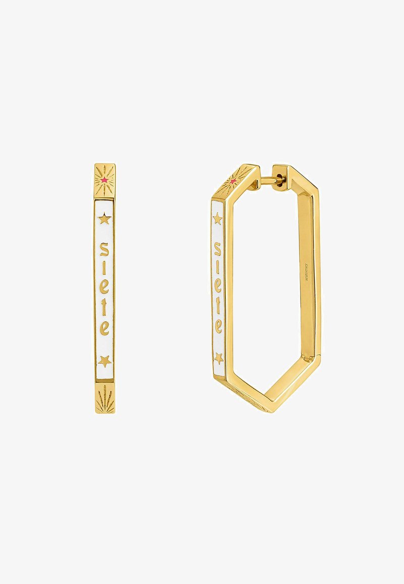 Pendientes de aro hexagonales dorados con acentos de esmalte blanco que presentan la palabra "siete" y patrones de estrellas. Textura suave y acabado pulido.
