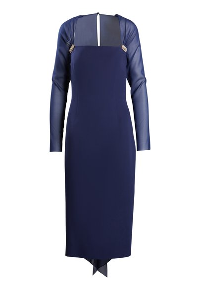 Jūrinė suknelė su ilgomis permatomomis rankovėmis ir kvadratine iškirpte. Yra dekoratyvi aparatūra ant pečių ir vidutinio ilgio iki pusės blauzdų su užpakaline suplėšimu.