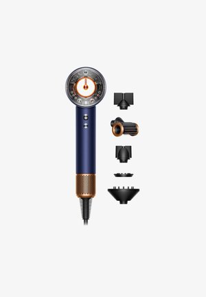 Strakke blauw-koperkleurige föhn met vijf afneembare zwarte stylingopzetstukken ernaast gerangschikt op een witte achtergrond.