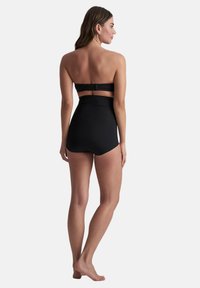 Czarny dwuczęściowy kostium kąpielowy z strapless, bandeau topem i wysokim stanem. Gładki materiał, minimalne detale i smukła sylwetka.