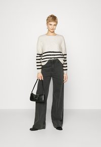 JDY JDYZARI O NECK CABLE STRIPE - Maglione - sandshell/black