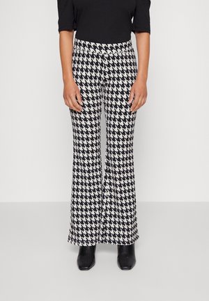 Svart och vit houndstooth-mönstrade utsvängda byxor med en slät textur, som har hög midja och en åtsittande silhuett upptill.