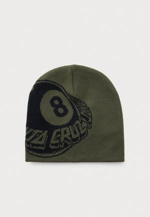 Oliivinvihreä neulottu pipo, jossa toisella puolella suuri musta "8"-pallo ja "CRUZ"-teksti.