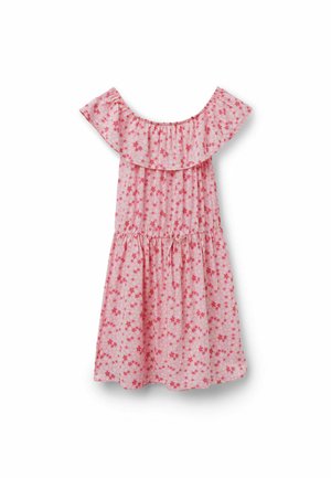 Vestido rosa con hombros descubiertos con estampado floral rojo, escote elástico, cintura fruncida con lazo y capa superior con volantes.