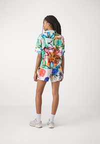 Obey Clothing SHORT - Rövidnadrágok - offwhite