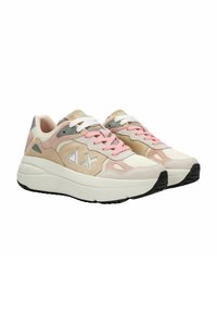 Chaussures : Baskets légères avec une tige en suède et maille beige et rose, présentées avec des lacets blancs, une semelle plate-forme et un design de bout arrondi.