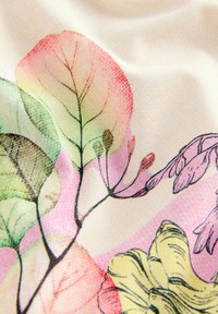 Blommönstrat tyg i mjuka nyanser av rosa, grönt och gult, med detaljerad linjateckning av blad och blommor på en ljus bakgrund.