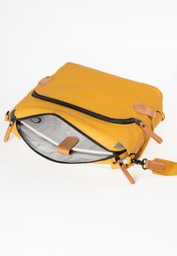 Borsa in pelle gialla con chiusura a zip, dettagli color cuoio e fodera interna grigia con motivo a griglia. Include una tracolla regolabile.