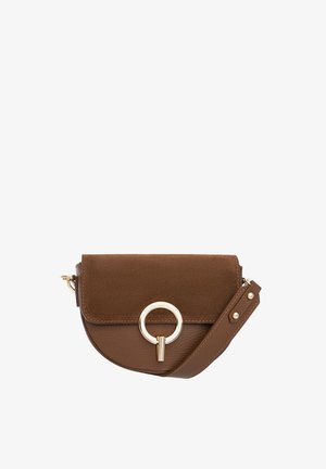 Sac en cuir marron avec fermeture à rabat, quincaillerie dorée circulaire et bandoulière amovible. Fini lisse et texturé.