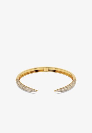 Gouden armband met een slanke, open vorm, versierd met kleine heldere edelstenen langs de randen voor een sprankelend detail.