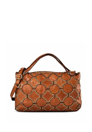 Braune Lederhandtasche mit kreisförmigen Prägungen und kleinen Metallnieten, mit oberen Griffen und verstellbarem Schultergurt.