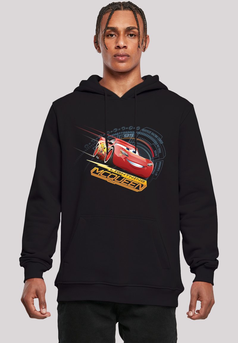 Felpa nera con cappuccio che presenta una grafica vivace di Lightning McQueen in rosso con accenti arancioni e elementi di design digitale grigi. Tasca a canguro sul davanti.