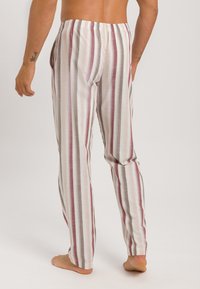 Lichte herenslaapbroek in een gestreept patroon, met tinten beige, rood en grijs. Elastische tailleband en zijzakken.