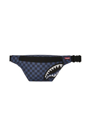 Riñonera a cuadros azules con una cremallera negra y un gráfico de tiburón. Cuenta con una correa ajustable y material duradero.