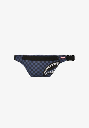 Fanny pack a scacchi blu con zipper nera e grafica di uno squalo. Presenta una tracolla regolabile e materiale durevole.