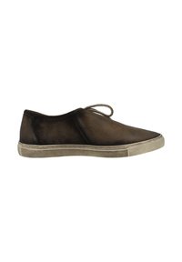 Bruna lädersneakers med mjuk textur, rund tå, snörningsdesign och en beige gummisula, med subtila färgvariationer.