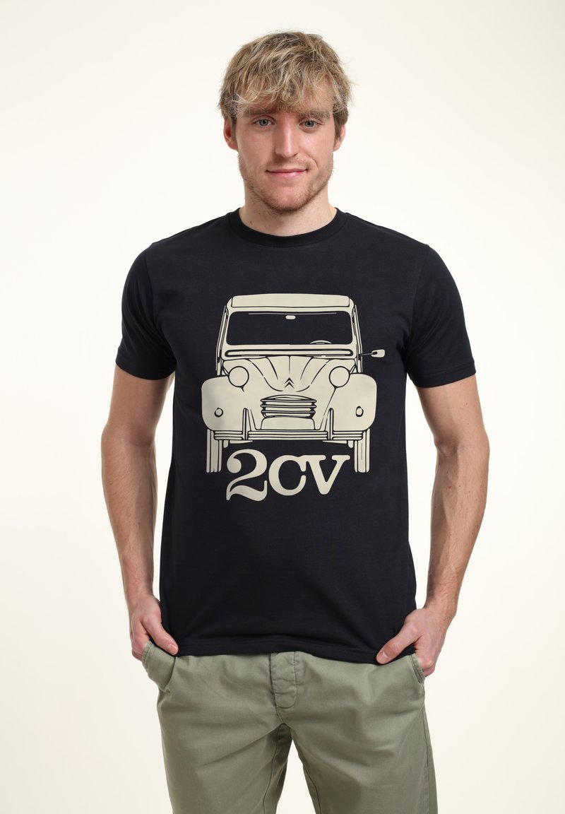 Černé tričko s béžovou ilustrací vintage auta, zaobleného tvaru, s výraznými světlomety a textem "2CV" níže.