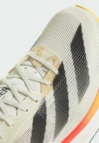 adidas Performance ADIZERO TAKUMI SEN 10 - Tenisice za cestovno trčanje - ivory   core black   off white
